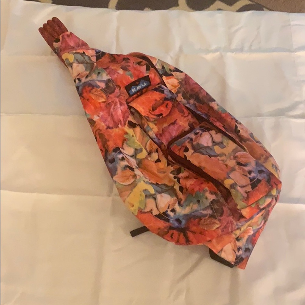 Kavu Rope Sling Bag in Leaf me be print